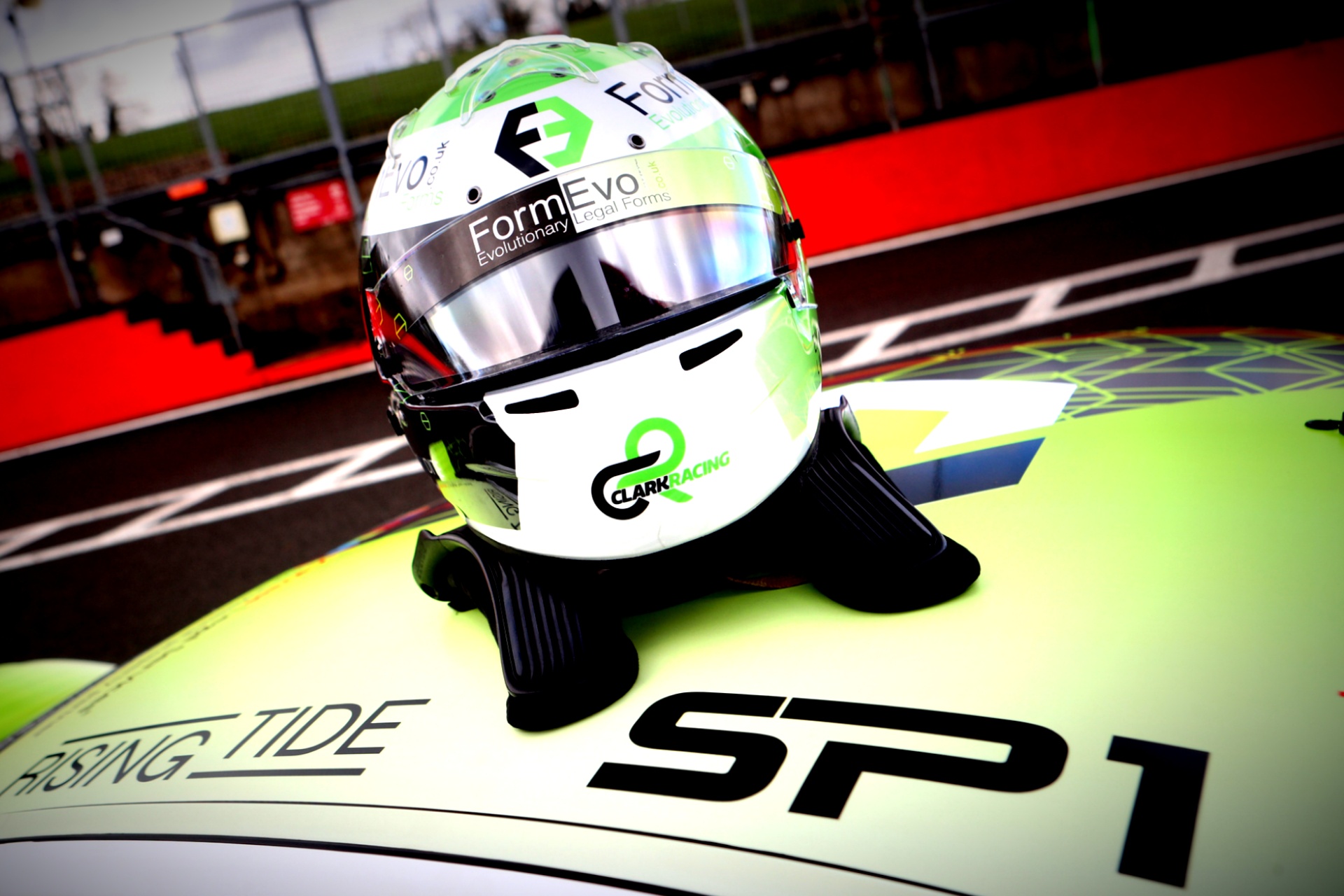 SP1 and FormEvo Clark Racing helmet at the Porsche Club Championship